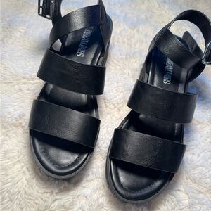 DREAM PARIS BLACK SANDALS SIZE 8